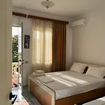 Rei's Place בית הארחה Vlorë