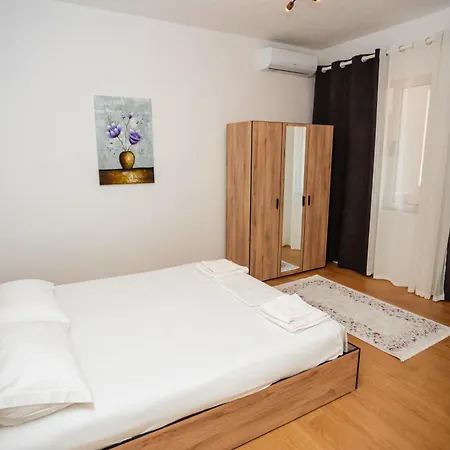 Rei's Place Penzion Vlorë