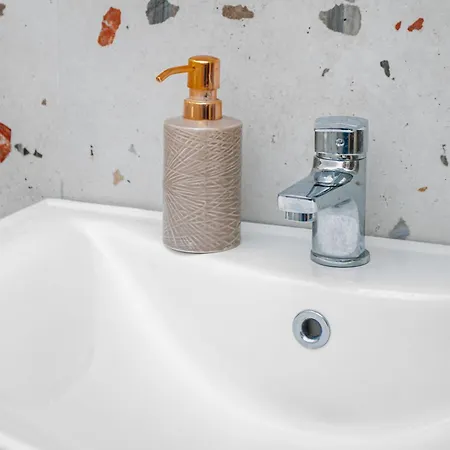 Rei's Place 3* Vlore